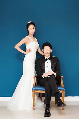 포토 JPG 스튜디오촬영 전신 커플 드레스 여자 남자 행복 신부 커플라이프 웨딩드레스 허리손 신랑 결혼 의자 함께함 실내 사랑 서기 웃음 사람 앉기 동양인 정장 턱시도 20대 성인 두명 앞모습 기쁨 한국인 다리꼬기 특별함 청년만 성인만 국내포토 라이프스타일 옷 감정 뷰포인트 포즈 가구 컨셉 관계 모션 표정 인종 이벤트 청년 내부 파일형식