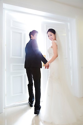 포토 JPG 스튜디오촬영 전신 커플 드레스 여자 남자 행복 신부 커플라이프 웨딩드레스 신랑 결혼 함께함 실내 사랑 서기 웃음 사람 동양인 정장 턱시도 20대 성인 두명 옆모습 뒷모습 빛 문 손잡기 기쁨 한국인 오픈 특별함 청년만 성인만 국내포토 라이프스타일 옷 감정 뷰포인트 컨셉 관계 모션 표정 인종 이벤트 청년 내부 파일형식