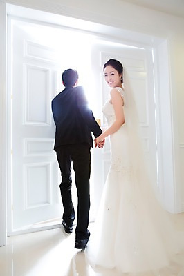 포토 JPG 스튜디오촬영 전신 커플 드레스 여자 남자 행복 신부 커플라이프 웨딩드레스 신랑 결혼 함께함 실내 사랑 서기 웃음 사람 동양인 정장 턱시도 20대 성인 두명 옆모습 뒷모습 빛 문 손잡기 기쁨 한국인 오픈 특별함 청년만 성인만 국내포토 라이프스타일 옷 감정 뷰포인트 컨셉 관계 모션 표정 인종 이벤트 청년 내부 파일형식