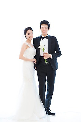 포토 JPG 스튜디오촬영 전신 커플 드레스 여자 남자 꽃 행복 신부 부케 커플라이프 웨딩드레스 신랑 결혼 함께함 실내 사랑 서기 웃음 들기 누끼 사람 동양인 정장 턱시도 20대 성인 두명 앞모습 기쁨 한국인 특별함 청년만 성인만 국내포토 식물 라이프스타일 옷 감정 뷰포인트 꽃다발 컨셉 관계 모션 표정 인종 이벤트 청년 내부 파일형식