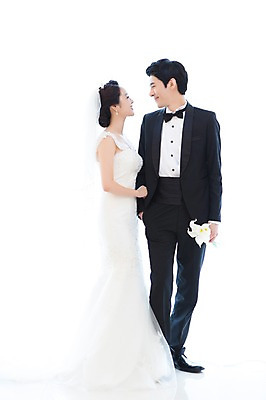 포토 JPG 스튜디오촬영 전신 커플 드레스 여자 남자 꽃 행복 신부 부케 커플라이프 웨딩드레스 신랑 결혼 함께함 실내 사랑 서기 웃음 들기 누끼 사람 동양인 정장 턱시도 20대 성인 두명 옆모습 마주보기 기쁨 한국인 특별함 청년만 성인만 국내포토 식물 라이프스타일 옷 감정 뷰포인트 꽃다발 컨셉 관계 모션 표정 인종 이벤트 청년 내부 파일형식