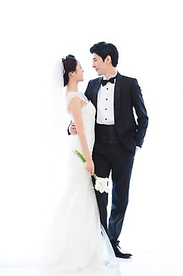 포토 JPG 스튜디오촬영 전신 커플 드레스 여자 남자 꽃 행복 신부 부케 커플라이프 웨딩드레스 신랑 결혼 함께함 실내 사랑 서기 웃음 들기 누끼 사람 동양인 정장 턱시도 20대 성인 두명 옆모습 마주보기 기쁨 한국인 특별함 청년만 성인만 국내포토 식물 라이프스타일 옷 감정 뷰포인트 꽃다발 컨셉 관계 모션 표정 인종 이벤트 청년 내부 파일형식