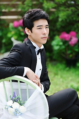 포토 JPG 주간 응시 남자 꽃 행복 신랑 결혼 의자 한명 사람 앉기 동양인 정장 턱시도 20대 성인 야외 옆모습 아웃포커스 정원 기쁨 한국인 다리꼬기 특별함 남자만 남자한명만 성인남자만 청년만 청년남자만 청년남자한명만 성인한명만 성인남자한명만 성인만 국내포토 자연요소 식물 1 시선 옷 감정 뷰포인트 가구 컨셉 모션 촬영기법 인종 이벤트 청년 파일형식