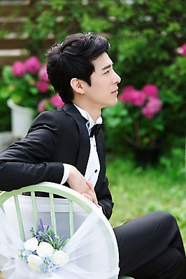 포토 JPG 주간 응시 남자 꽃 행복 신랑 결혼 의자 한명 사람 앉기 동양인 정장 턱시도 20대 성인 야외 옆모습 아웃포커스 정원 기쁨 한국인 다리꼬기 특별함 남자만 남자한명만 성인남자만 청년만 청년남자만 청년남자한명만 성인한명만 성인남자한명만 성인만 국내포토 자연요소 식물 1 시선 옷 감정 뷰포인트 가구 컨셉 모션 촬영기법 인종 이벤트 청년 파일형식