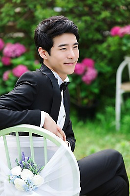포토 JPG 주간 응시 남자 꽃 행복 신랑 결혼 의자 한명 웃음 사람 앉기 동양인 정장 턱시도 20대 성인 야외 옆모습 아웃포커스 정원 기쁨 한국인 다리꼬기 특별함 남자만 남자한명만 성인남자만 청년만 청년남자만 청년남자한명만 성인한명만 성인남자한명만 성인만 국내포토 자연요소 식물 1 시선 옷 감정 뷰포인트 가구 컨셉 모션 촬영기법 표정 인종 이벤트 청년 파일형식