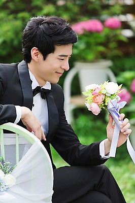포토 JPG 주간 식물 응시 남자 꽃 행복 부케 신랑 결혼 의자 한명 웃음 들기 사람 앉기 동양인 정장 턱시도 상반신 20대 성인 야외 아웃포커스 정원 기쁨 한국인 특별함 남자만 남자한명만 성인남자만 청년만 청년남자만 청년남자한명만 성인한명만 성인남자한명만 성인만 국내포토 자연요소 1 시선 옷 감정 꽃다발 가구 컨셉 모션 촬영기법 표정 인종 이벤트 청년 파일형식