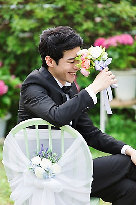 포토 JPG 주간 식물 남자 꽃 행복 부케 신랑 결혼 의자 한명 웃음 들기 사람 앉기 동양인 정장 턱시도 상반신 20대 성인 야외 아웃포커스 정원 눈감음 기쁨 한국인 특별함 남자만 남자한명만 성인남자만 청년만 청년남자만 청년남자한명만 성인한명만 성인남자한명만 성인만 국내포토 자연요소 1 옷 감정 꽃다발 가구 컨셉 모션 촬영기법 표정 인종 이벤트 청년 파일형식