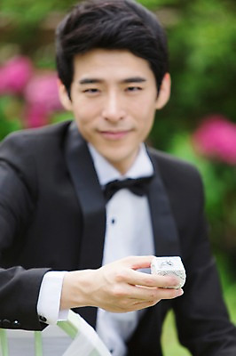 포토 JPG 주간 남자 행복 신랑 결혼 프로포즈 한명 들기 사람 동양인 정장 턱시도 상반신 20대 성인 야외 앞모습 아웃포커스 기쁨 한국인 반지 반지케이스 특별함 남자만 남자한명만 성인남자만 청년만 청년남자만 청년남자한명만 성인한명만 성인남자한명만 성인만 국내포토 자연요소 1 옷 감정 뷰포인트 컨셉 장신구 모션 촬영기법 인종 이벤트 청년 보관함 파일형식