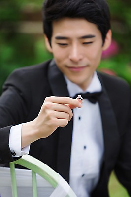 포토 JPG 주간 남자 행복 신랑 결혼 프로포즈 한명 들기 사람 동양인 정장 턱시도 상반신 20대 성인 야외 앞모습 아웃포커스 기쁨 한국인 반지 특별함 남자만 남자한명만 성인남자만 청년만 청년남자만 청년남자한명만 성인한명만 성인남자한명만 성인만 국내포토 자연요소 1 옷 감정 뷰포인트 컨셉 장신구 모션 촬영기법 인종 이벤트 청년 파일형식