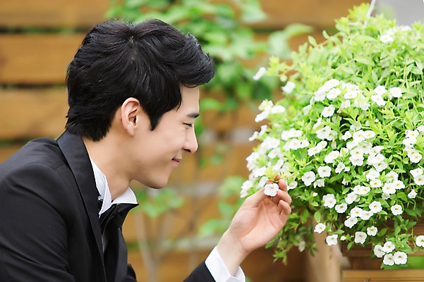 포토 JPG 주간 식물 남자 꽃 행복 신랑 결혼 한명 웃음 사람 동양인 정장 턱시도 상반신 20대 성인 야외 옆모습 아웃포커스 정원 기쁨 한국인 냄새 특별함 남자만 남자한명만 성인남자만 청년만 청년남자만 청년남자한명만 성인한명만 성인남자한명만 성인만 국내포토 자연요소 1 옷 감정 뷰포인트 컨셉 촬영기법 표정 인종 이벤트 청년 파일형식