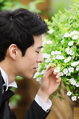 포토 JPG 주간 식물 남자 꽃 행복 신랑 결혼 한명 사람 동양인 정장 턱시도 상반신 20대 성인 야외 옆모습 아웃포커스 정원 눈감음 기쁨 한국인 냄새 특별함 남자만 남자한명만 성인남자만 청년만 청년남자만 청년남자한명만 성인한명만 성인남자한명만 성인만 국내포토 자연요소 1 옷 감정 뷰포인트 컨셉 모션 촬영기법 인종 이벤트 청년 파일형식