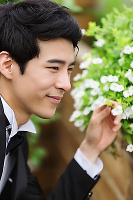 포토 JPG 주간 식물 남자 꽃 행복 신랑 결혼 한명 웃음 사람 동양인 정장 턱시도 상반신 20대 성인 야외 옆모습 아웃포커스 정원 기쁨 한국인 냄새 특별함 남자만 남자한명만 성인남자만 청년만 청년남자만 청년남자한명만 성인한명만 성인남자한명만 성인만 국내포토 자연요소 1 옷 감정 뷰포인트 컨셉 촬영기법 표정 인종 이벤트 청년 파일형식