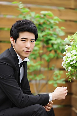포토 JPG 주간 나무 식물 남자 꽃 행복 신랑 결혼 한명 사람 앉기 동양인 정장 턱시도 상반신 20대 성인 야외 옆모습 아웃포커스 정원 기쁨 한국인 특별함 남자만 남자한명만 성인남자만 청년만 청년남자만 청년남자한명만 성인한명만 성인남자한명만 성인만 국내포토 자연요소 1 옷 감정 뷰포인트 컨셉 모션 촬영기법 인종 이벤트 청년 파일형식
