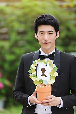 포토 JPG 주간 식물 남자 행복 화분 신랑 결혼 한명 들기 사람 동양인 정장 턱시도 상반신 20대 성인 야외 앞모습 아웃포커스 정원 기쁨 한국인 특별함 남자만 남자한명만 성인남자만 청년만 청년남자만 청년남자한명만 성인한명만 성인남자한명만 성인만 국내포토 자연요소 1 옷 감정 뷰포인트 컨셉 모션 촬영기법 인종 이벤트 청년 파일형식