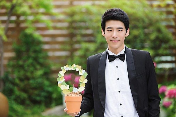 포토 JPG 주간 식물 남자 행복 화분 신랑 결혼 한명 웃음 들기 사람 동양인 정장 턱시도 상반신 20대 성인 야외 앞모습 아웃포커스 정원 기쁨 한국인 특별함 남자만 남자한명만 성인남자만 청년만 청년남자만 청년남자한명만 성인한명만 성인남자한명만 성인만 국내포토 자연요소 1 옷 감정 뷰포인트 컨셉 모션 촬영기법 표정 인종 이벤트 청년 파일형식