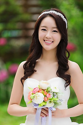 포토 JPG 주간 식물 드레스 여자 꽃 행복 신부 부케 웨딩드레스 결혼 한명 웃음 들기 사람 동양인 상반신 20대 성인 야외 앞모습 아웃포커스 기쁨 한국인 특별함 여자만 여자한명만 성인여자만 청년만 청년여자만 성인한명만 청년여자한명만 성인여자한명만 성인만 국내포토 자연요소 1 옷 감정 뷰포인트 꽃다발 컨셉 모션 촬영기법 표정 인종 이벤트 청년 파일형식