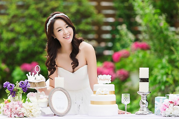 포토 JPG 주간 드레스 여자 꽃 행복 신부 웨딩드레스 액자 결혼 초 탁자 잔 선물 한명 웃음 사람 동양인 이벤트 상반신 20대 성인 야외 아웃포커스 컵 선물상자 파티 케이크 정원 꽃병 기쁨 한국인 촛대 특별함 여자만 여자한명만 성인여자만 청년만 청년여자만 성인한명만 청년여자한명만 성인여자한명만 성인만 국내포토 자연요소 식물 1 식기 옷 감정 가구 컨셉 디저트 촬영기법 표정 인종 청년 상자 파일형식