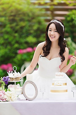 포토 JPG 주간 드레스 여자 꽃 행복 신부 웨딩드레스 액자 결혼 초 탁자 잔 한명 웃음 사람 동양인 이벤트 상반신 20대 성인 야외 앞모습 아웃포커스 컵 파티 케이크 정원 기쁨 한국인 특별함 여자만 여자한명만 성인여자만 청년만 청년여자만 성인한명만 청년여자한명만 성인여자한명만 성인만 국내포토 자연요소 식물 1 식기 옷 감정 뷰포인트 가구 컨셉 디저트 촬영기법 표정 인종 청년 파일형식