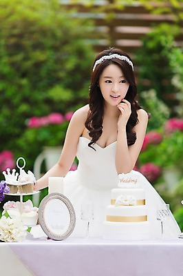 포토 JPG 주간 드레스 여자 꽃 행복 신부 웨딩드레스 액자 결혼 초 탁자 잔 한명 웃음 사람 동양인 이벤트 상반신 20대 성인 야외 앞모습 아웃포커스 컵 파티 케이크 정원 기쁨 한국인 특별함 여자만 여자한명만 성인여자만 청년만 청년여자만 성인한명만 청년여자한명만 성인여자한명만 성인만 국내포토 자연요소 식물 1 식기 옷 감정 뷰포인트 가구 컨셉 디저트 촬영기법 표정 인종 청년 파일형식