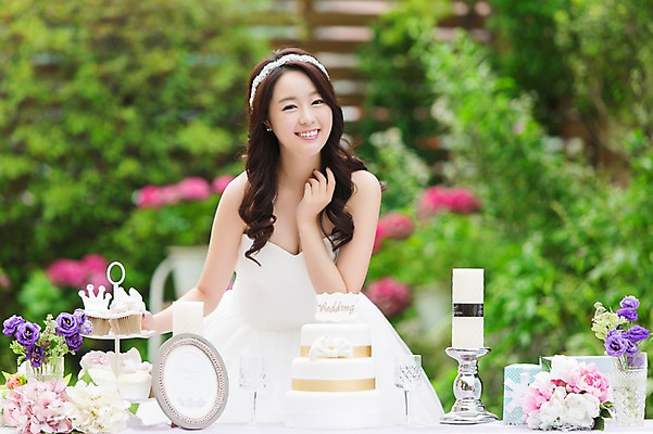 포토 JPG 주간 드레스 여자 꽃 행복 신부 웨딩드레스 액자 결혼 초 탁자 잔 선물 한명 웃음 사람 동양인 이벤트 상반신 20대 성인 야외 앞모습 아웃포커스 컵 선물상자 파티 케이크 정원 꽃병 기쁨 한국인 촛대 특별함 여자만 여자한명만 성인여자만 청년만 청년여자만 성인한명만 청년여자한명만 성인여자한명만 성인만 국내포토 자연요소 식물 1 식기 옷 감정 뷰포인트 가구 컨셉 디저트 촬영기법 표정 인종 청년 상자 파일형식