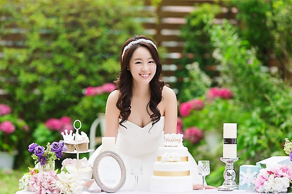 포토 JPG 주간 드레스 여자 꽃 행복 신부 웨딩드레스 액자 결혼 초 탁자 잔 선물 한명 웃음 들기 사람 동양인 이벤트 상반신 20대 성인 야외 앞모습 아웃포커스 컵 선물상자 파티 케이크 정원 꽃병 기쁨 한국인 촛대 특별함 여자만 여자한명만 성인여자만 청년만 청년여자만 성인한명만 청년여자한명만 성인여자한명만 성인만 국내포토 자연요소 식물 1 식기 옷 감정 뷰포인트 가구 컨셉 모션 디저트 촬영기법 표정 인종 청년 상자 파일형식