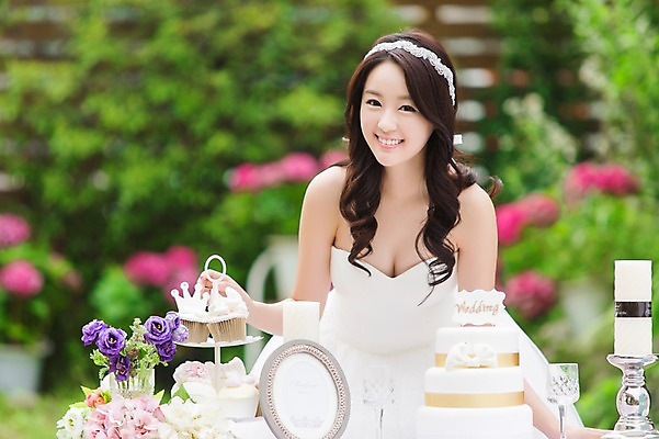 포토 JPG 주간 드레스 여자 꽃 행복 신부 웨딩드레스 액자 결혼 초 탁자 잔 한명 웃음 사람 동양인 이벤트 상반신 20대 성인 야외 앞모습 아웃포커스 컵 파티 케이크 정원 꽃병 기쁨 한국인 촛대 특별함 여자만 여자한명만 성인여자만 청년만 청년여자만 성인한명만 청년여자한명만 성인여자한명만 성인만 국내포토 자연요소 식물 1 식기 옷 감정 뷰포인트 가구 컨셉 디저트 촬영기법 표정 인종 청년 파일형식