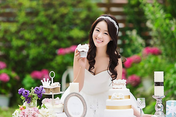 포토 JPG 주간 드레스 여자 꽃 행복 신부 웨딩드레스 액자 결혼 초 탁자 잔 선물 한명 웃음 들기 사람 동양인 이벤트 상반신 20대 성인 야외 앞모습 아웃포커스 컵 선물상자 파티 케이크 정원 꽃병 기쁨 한국인 촛대 특별함 여자만 여자한명만 성인여자만 청년만 청년여자만 성인한명만 청년여자한명만 성인여자한명만 성인만 국내포토 자연요소 식물 1 식기 옷 감정 뷰포인트 가구 컨셉 모션 디저트 촬영기법 표정 인종 청년 상자 파일형식