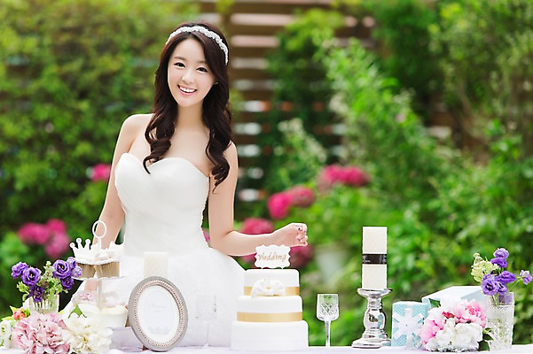 포토 JPG 주간 드레스 여자 꽃 행복 신부 웨딩드레스 액자 결혼 초 탁자 잔 선물 한명 웃음 사람 동양인 이벤트 상반신 20대 성인 야외 앞모습 아웃포커스 컵 선물상자 파티 케이크 정원 꽃병 기쁨 한국인 촛대 특별함 여자만 여자한명만 성인여자만 청년만 청년여자만 성인한명만 청년여자한명만 성인여자한명만 성인만 국내포토 자연요소 식물 1 식기 옷 감정 뷰포인트 가구 컨셉 디저트 촬영기법 표정 인종 청년 상자 파일형식