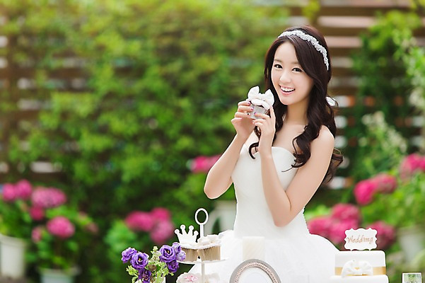 포토 JPG 주간 드레스 여자 꽃 행복 신부 웨딩드레스 결혼 한명 웃음 들기 사람 동양인 이벤트 상반신 20대 성인 야외 앞모습 아웃포커스 파티 케이크 정원 기쁨 한국인 특별함 여자만 여자한명만 성인여자만 청년만 청년여자만 성인한명만 청년여자한명만 성인여자한명만 성인만 국내포토 자연요소 식물 1 옷 감정 뷰포인트 컨셉 모션 디저트 촬영기법 표정 인종 청년 파일형식