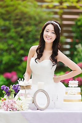 포토 JPG 주간 드레스 여자 꽃 행복 신부 웨딩드레스 허리손 액자 결혼 초 탁자 잔 한명 웃음 사람 동양인 이벤트 상반신 20대 성인 야외 앞모습 아웃포커스 컵 파티 케이크 정원 꽃병 기쁨 한국인 특별함 여자만 여자한명만 성인여자만 청년만 청년여자만 성인한명만 청년여자한명만 성인여자한명만 성인만 국내포토 자연요소 식물 1 식기 옷 감정 뷰포인트 포즈 가구 컨셉 디저트 촬영기법 표정 인종 청년 파일형식