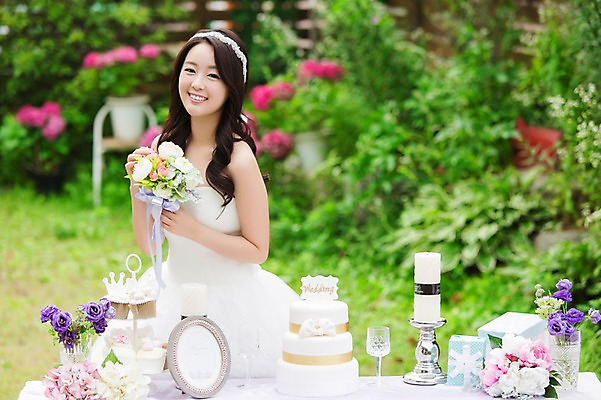 포토 JPG 주간 드레스 여자 꽃 행복 신부 부케 웨딩드레스 액자 결혼 초 탁자 잔 선물 한명 웃음 들기 사람 동양인 이벤트 상반신 20대 성인 야외 앞모습 아웃포커스 컵 선물상자 파티 케이크 정원 꽃병 기쁨 한국인 촛대 특별함 여자만 여자한명만 성인여자만 청년만 청년여자만 성인한명만 청년여자한명만 성인여자한명만 성인만 국내포토 자연요소 식물 1 식기 옷 감정 뷰포인트 꽃다발 가구 컨셉 모션 디저트 촬영기법 표정 인종 청년 상자 파일형식