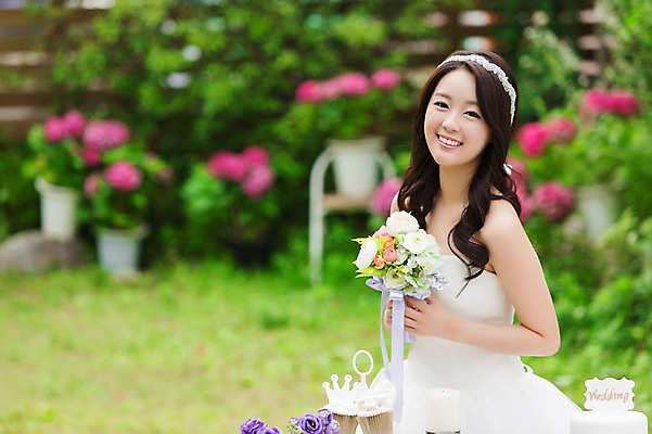 포토 JPG 주간 드레스 여자 꽃 행복 신부 부케 웨딩드레스 결혼 한명 웃음 들기 사람 동양인 이벤트 상반신 20대 성인 야외 옆모습 아웃포커스 파티 정원 기쁨 한국인 특별함 여자만 여자한명만 성인여자만 청년만 청년여자만 성인한명만 청년여자한명만 성인여자한명만 성인만 국내포토 자연요소 식물 1 옷 감정 뷰포인트 꽃다발 컨셉 모션 촬영기법 표정 인종 청년 파일형식