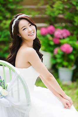포토 JPG 주간 드레스 여자 꽃 행복 신부 웨딩드레스 결혼 의자 한명 웃음 사람 앉기 동양인 상반신 20대 성인 야외 옆모습 아웃포커스 정원 기쁨 한국인 특별함 여자만 여자한명만 성인여자만 청년만 청년여자만 성인한명만 청년여자한명만 성인여자한명만 성인만 국내포토 자연요소 식물 1 옷 감정 뷰포인트 가구 컨셉 모션 촬영기법 표정 인종 이벤트 청년 파일형식