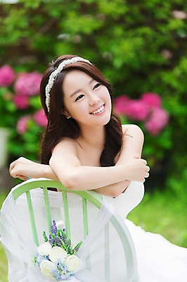 포토 JPG 주간 응시 드레스 여자 꽃 행복 신부 웨딩드레스 결혼 의자 한명 웃음 사람 앉기 동양인 상반신 20대 성인 야외 앞모습 아웃포커스 정원 기쁨 한국인 특별함 여자만 여자한명만 성인여자만 청년만 청년여자만 성인한명만 청년여자한명만 성인여자한명만 성인만 국내포토 자연요소 식물 1 시선 옷 감정 뷰포인트 가구 컨셉 모션 촬영기법 표정 인종 이벤트 청년 파일형식