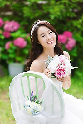 포토 JPG 주간 드레스 여자 꽃 행복 신부 부케 웨딩드레스 결혼 의자 한명 웃음 들기 사람 앉기 동양인 상반신 20대 성인 야외 앞모습 아웃포커스 정원 기쁨 한국인 특별함 여자만 여자한명만 성인여자만 청년만 청년여자만 성인한명만 청년여자한명만 성인여자한명만 성인만 국내포토 자연요소 식물 1 옷 감정 뷰포인트 꽃다발 가구 컨셉 모션 촬영기법 표정 인종 이벤트 청년 파일형식
