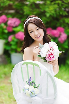 포토 JPG 주간 응시 드레스 여자 꽃 행복 신부 부케 웨딩드레스 결혼 의자 한명 웃음 들기 사람 앉기 동양인 상반신 20대 성인 야외 앞모습 아웃포커스 정원 기쁨 한국인 특별함 여자만 여자한명만 성인여자만 청년만 청년여자만 성인한명만 청년여자한명만 성인여자한명만 성인만 국내포토 자연요소 식물 1 시선 옷 감정 뷰포인트 꽃다발 가구 컨셉 모션 촬영기법 표정 인종 이벤트 청년 파일형식