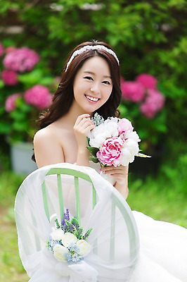포토 JPG 주간 드레스 여자 꽃 행복 신부 부케 웨딩드레스 결혼 의자 한명 웃음 들기 사람 앉기 동양인 상반신 20대 성인 야외 앞모습 아웃포커스 정원 기쁨 한국인 특별함 여자만 여자한명만 성인여자만 청년만 청년여자만 성인한명만 청년여자한명만 성인여자한명만 성인만 국내포토 자연요소 식물 1 옷 감정 뷰포인트 꽃다발 가구 컨셉 모션 촬영기법 표정 인종 이벤트 청년 파일형식