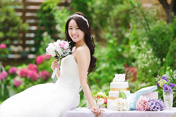 포토 JPG 주간 드레스 여자 꽃 행복 신부 부케 웨딩드레스 결혼 탁자 선물 한명 웃음 들기 사람 앉기 동양인 상반신 20대 성인 야외 옆모습 아웃포커스 선물상자 케이크 정원 꽃병 기쁨 한국인 특별함 여자만 여자한명만 성인여자만 청년만 청년여자만 성인한명만 청년여자한명만 성인여자한명만 성인만 국내포토 자연요소 식물 1 옷 감정 뷰포인트 꽃다발 가구 컨셉 모션 디저트 촬영기법 표정 인종 이벤트 청년 상자 파일형식