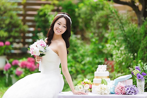 포토 JPG 주간 드레스 여자 꽃 행복 신부 부케 웨딩드레스 결혼 탁자 선물 한명 웃음 들기 사람 앉기 동양인 상반신 20대 성인 야외 옆모습 아웃포커스 선물상자 케이크 정원 꽃병 기쁨 한국인 특별함 여자만 여자한명만 성인여자만 청년만 청년여자만 성인한명만 청년여자한명만 성인여자한명만 성인만 국내포토 자연요소 식물 1 옷 감정 뷰포인트 꽃다발 가구 컨셉 모션 디저트 촬영기법 표정 인종 이벤트 청년 상자 파일형식