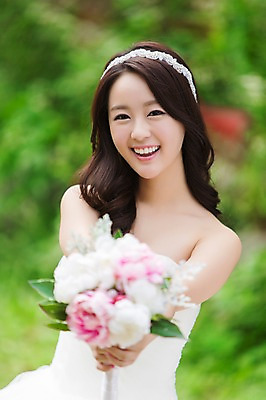 포토 JPG 주간 드레스 여자 꽃 행복 신부 부케 웨딩드레스 결혼 한명 웃음 들기 사람 동양인 상반신 20대 성인 야외 아웃포커스 기쁨 한국인 특별함 여자만 여자한명만 성인여자만 청년만 청년여자만 성인한명만 청년여자한명만 성인여자한명만 성인만 국내포토 자연요소 식물 1 옷 감정 꽃다발 컨셉 모션 촬영기법 표정 인종 이벤트 청년 파일형식