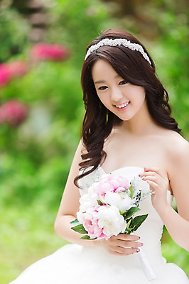 포토 JPG 주간 드레스 여자 꽃 행복 신부 부케 웨딩드레스 결혼 한명 웃음 들기 사람 동양인 상반신 20대 성인 야외 아웃포커스 기쁨 한국인 특별함 여자만 여자한명만 성인여자만 청년만 청년여자만 성인한명만 청년여자한명만 성인여자한명만 성인만 국내포토 자연요소 식물 1 옷 감정 꽃다발 컨셉 모션 촬영기법 표정 인종 이벤트 청년 파일형식