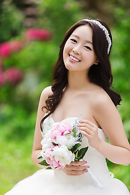 포토 JPG 주간 드레스 여자 꽃 행복 신부 부케 웨딩드레스 결혼 한명 웃음 들기 사람 동양인 상반신 20대 성인 야외 아웃포커스 기쁨 한국인 특별함 여자만 여자한명만 성인여자만 청년만 청년여자만 성인한명만 청년여자한명만 성인여자한명만 성인만 국내포토 자연요소 식물 1 옷 감정 꽃다발 컨셉 모션 촬영기법 표정 인종 이벤트 청년 파일형식