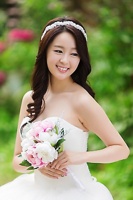 포토 JPG 주간 응시 드레스 여자 꽃 행복 신부 부케 웨딩드레스 결혼 한명 웃음 들기 사람 동양인 상반신 20대 성인 야외 아웃포커스 기쁨 한국인 특별함 여자만 여자한명만 성인여자만 청년만 청년여자만 성인한명만 청년여자한명만 성인여자한명만 성인만 국내포토 자연요소 식물 1 시선 옷 감정 꽃다발 컨셉 모션 촬영기법 표정 인종 이벤트 청년 파일형식