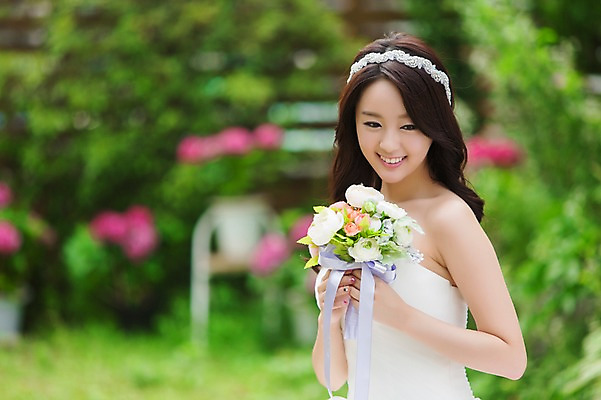 포토 JPG 주간 응시 드레스 여자 꽃 행복 신부 부케 웨딩드레스 결혼 한명 웃음 들기 사람 동양인 상반신 20대 성인 야외 아웃포커스 기쁨 한국인 특별함 여자만 여자한명만 성인여자만 청년만 청년여자만 성인한명만 청년여자한명만 성인여자한명만 성인만 국내포토 자연요소 식물 1 시선 옷 감정 꽃다발 컨셉 모션 촬영기법 표정 인종 이벤트 청년 파일형식