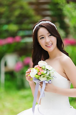 포토 JPG 주간 응시 드레스 여자 꽃 행복 신부 부케 웨딩드레스 결혼 한명 웃음 들기 사람 동양인 상반신 20대 성인 야외 아웃포커스 기쁨 한국인 특별함 여자만 여자한명만 성인여자만 청년만 청년여자만 성인한명만 청년여자한명만 성인여자한명만 성인만 국내포토 자연요소 식물 1 시선 옷 감정 꽃다발 컨셉 모션 촬영기법 표정 인종 이벤트 청년 파일형식