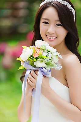 포토 JPG 주간 드레스 여자 꽃 행복 신부 부케 웨딩드레스 결혼 한명 웃음 들기 사람 동양인 상반신 20대 성인 야외 아웃포커스 기쁨 한국인 특별함 여자만 여자한명만 성인여자만 청년만 청년여자만 성인한명만 청년여자한명만 성인여자한명만 성인만 국내포토 자연요소 식물 1 옷 감정 꽃다발 컨셉 모션 촬영기법 표정 인종 이벤트 청년 파일형식