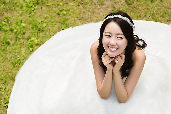 포토 JPG 주간 드레스 여자 행복 신부 웨딩드레스 결혼 한명 웃음 사람 앉기 동양인 20대 성인 야외 앞모습 하이앵글 정원 기쁨 한국인 올려보기 특별함 여자만 여자한명만 성인여자만 청년만 청년여자만 성인한명만 청년여자한명만 성인여자한명만 성인만 국내포토 자연요소 1 옷 감정 뷰포인트 컨셉 모션 표정 인종 이벤트 청년 파일형식