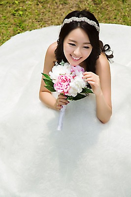 포토 JPG 주간 드레스 여자 꽃 행복 신부 부케 웨딩드레스 결혼 한명 웃음 들기 사람 앉기 동양인 20대 성인 야외 앞모습 하이앵글 정원 기쁨 한국인 특별함 여자만 여자한명만 성인여자만 청년만 청년여자만 성인한명만 청년여자한명만 성인여자한명만 성인만 국내포토 자연요소 식물 1 옷 감정 뷰포인트 꽃다발 컨셉 모션 표정 인종 이벤트 청년 파일형식