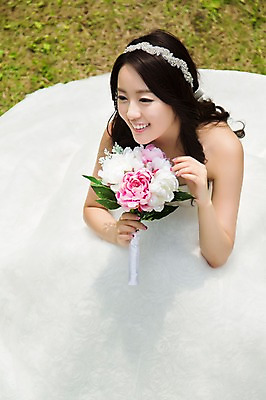 포토 JPG 주간 드레스 여자 꽃 행복 신부 부케 웨딩드레스 결혼 한명 웃음 들기 사람 앉기 동양인 20대 성인 야외 앞모습 하이앵글 정원 기쁨 한국인 특별함 여자만 여자한명만 성인여자만 청년만 청년여자만 성인한명만 청년여자한명만 성인여자한명만 성인만 국내포토 자연요소 식물 1 옷 감정 뷰포인트 꽃다발 컨셉 모션 표정 인종 이벤트 청년 파일형식