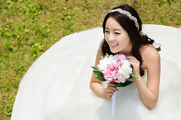 포토 JPG 주간 드레스 여자 꽃 행복 신부 부케 웨딩드레스 결혼 한명 웃음 들기 사람 앉기 동양인 20대 성인 야외 앞모습 하이앵글 정원 기쁨 한국인 특별함 여자만 여자한명만 성인여자만 청년만 청년여자만 성인한명만 청년여자한명만 성인여자한명만 성인만 국내포토 자연요소 식물 1 옷 감정 뷰포인트 꽃다발 컨셉 모션 표정 인종 이벤트 청년 파일형식